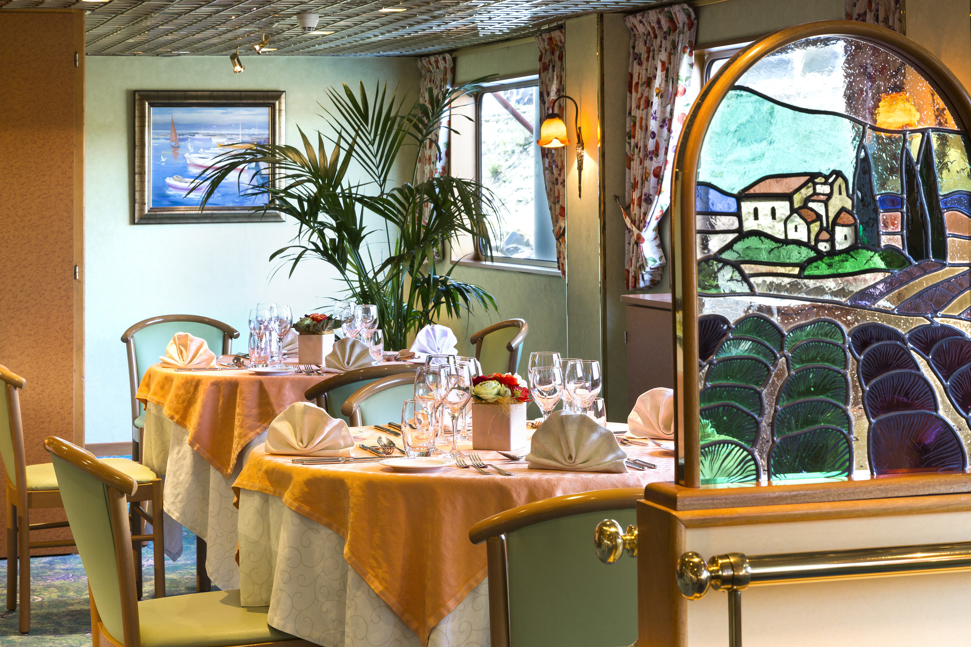 CroisiEurope MS Beethoven Restaurant 2.jpg